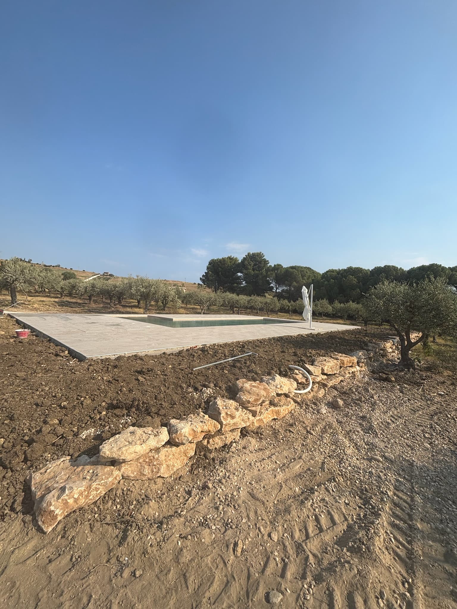 Sistemazioni esterne area piscina e raccordi al terreno - Menfi (AG)